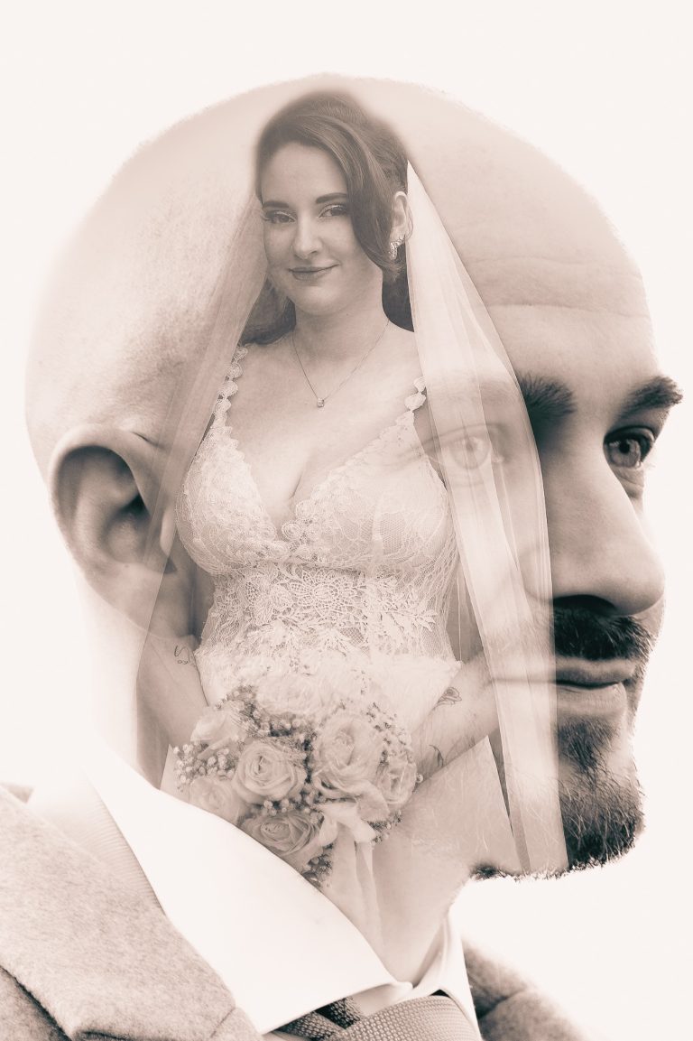 Ein Brautpaar mit Doppelbelichtung; die Braut erscheint im Kopf des Bräutigams.